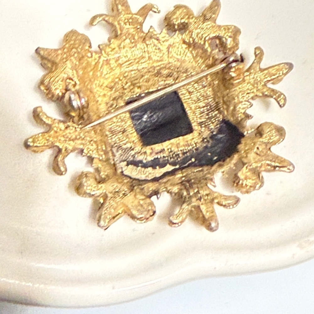 Vintage Gold Filigree Brooch with Black Stones - Picture 3 of 4